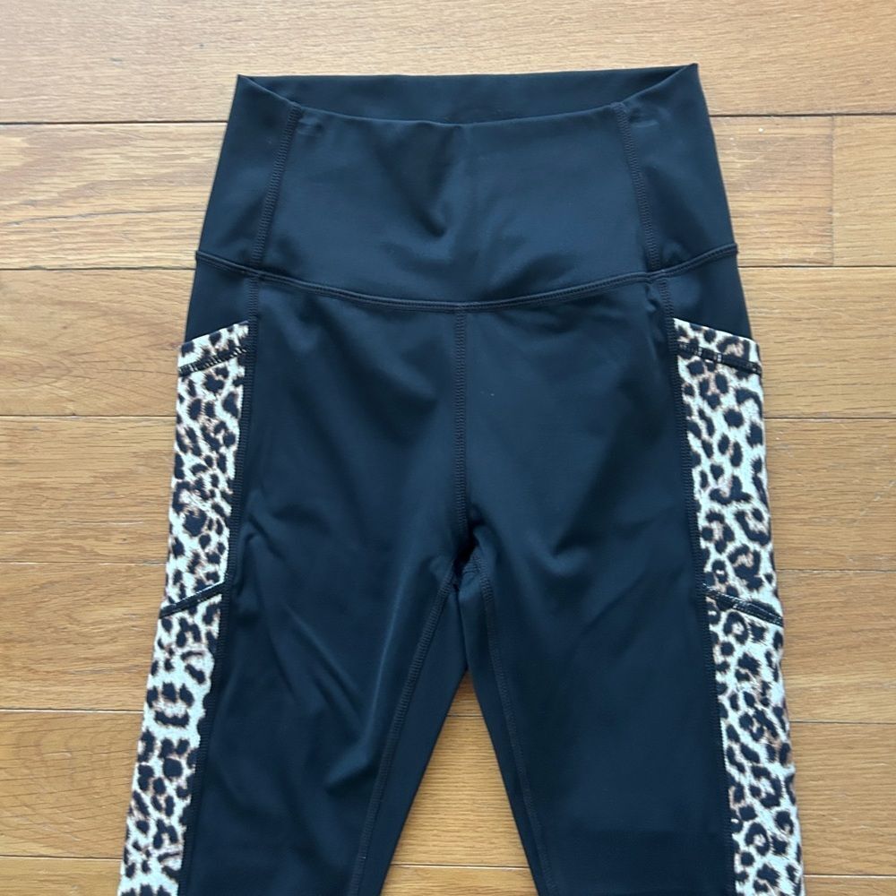 Zyia Active Brilliant Hi Rise Pocket Leopard Side Panel 20” Crop Leggings Size 4 - Picture 5 of 12